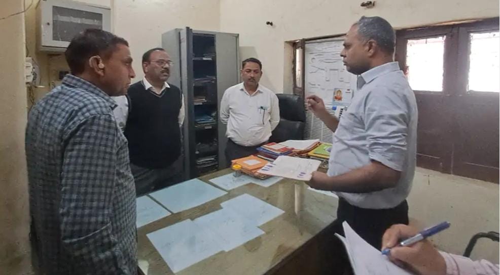 सादाबाद : प्राथमिकता के आधार पर निस्तारित करिए लंबित प्रकरण, अपर आयुक्त ने किया खंड विकास कार्यालय का औचक निरीक्षण