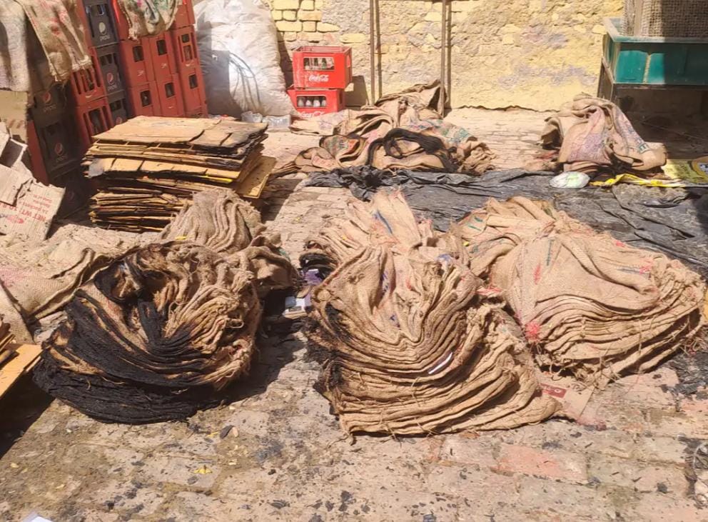 सादाबाद : मीटर में स्पार्किंग के बाद जला बारदाना, हुआ भारी नुकसान