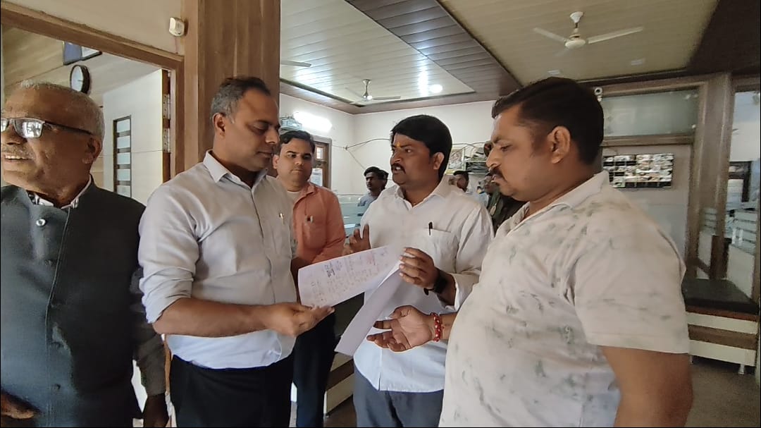 सादाबाद : सड़क के गढ्डों को लेकर अपर आयुक्त को सौंपा ज्ञापन, अमृत योजना और जल जीवन मिशन कार्य के दौरान डाली गई पाइप लाइन से क्षतिग्रस्त हो गए हैं रास्ते