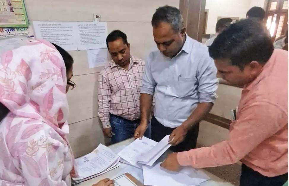 सादाबाद : सफाई व्यवस्था को और सुदृढ़ बनाने के निर्देश, अपर आयुक्त प्रशासन ने किया नगर पंचायत कार्यालय का औचक निरीक्षण