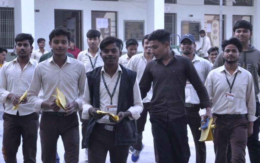 हाथरस में कड़ी सुरक्षा के बीच यूपी बोर्ड की परीक्षाएं जारी, भूगोल की परीक्षा में 60 परीक्षार्थियों ने छोड़ा मैदान