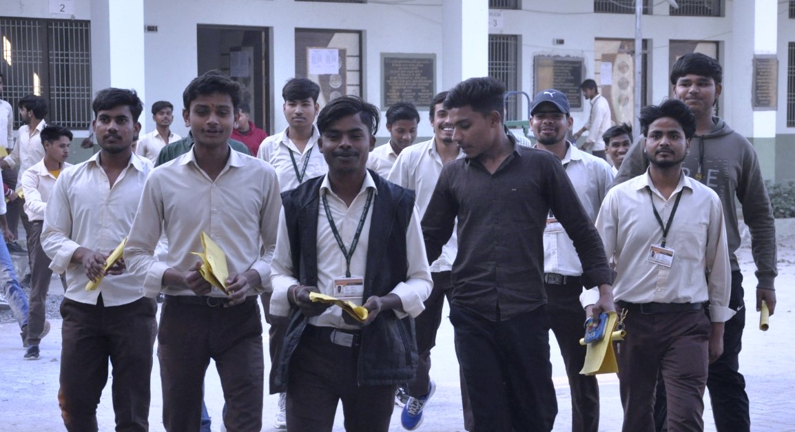 हाथरस में कड़ी सुरक्षा के बीच यूपी बोर्ड की परीक्षाएं जारी, भूगोल की परीक्षा में 60 परीक्षार्थियों ने छोड़ा मैदान