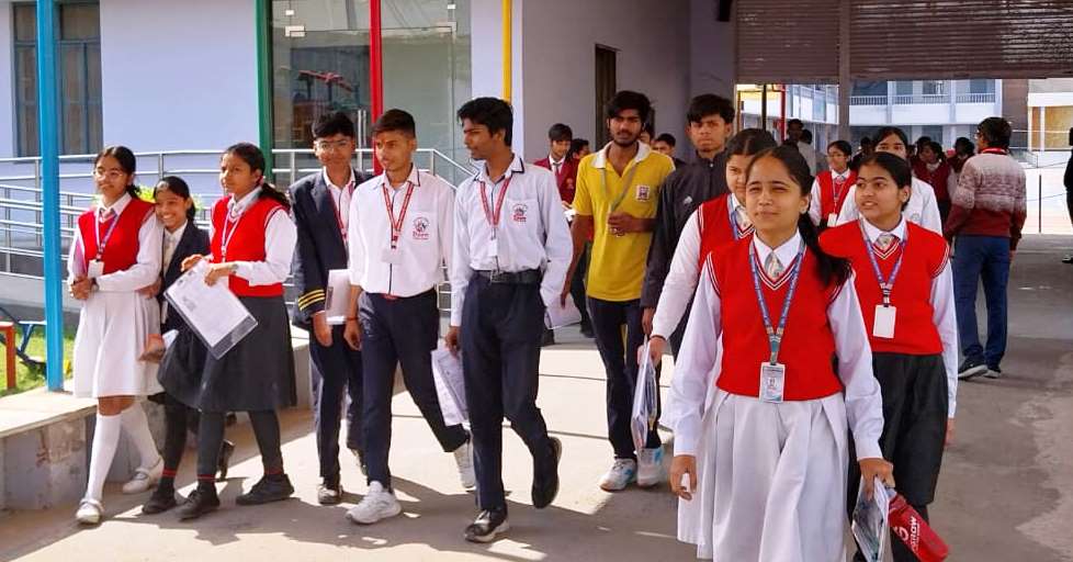 हाथरस में कड़ी सुरक्षा के बीच यूपी बोर्ड की परीक्षाएं जारी, भूगोल की परीक्षा में 60 परीक्षार्थियों ने छोड़ा मैदान