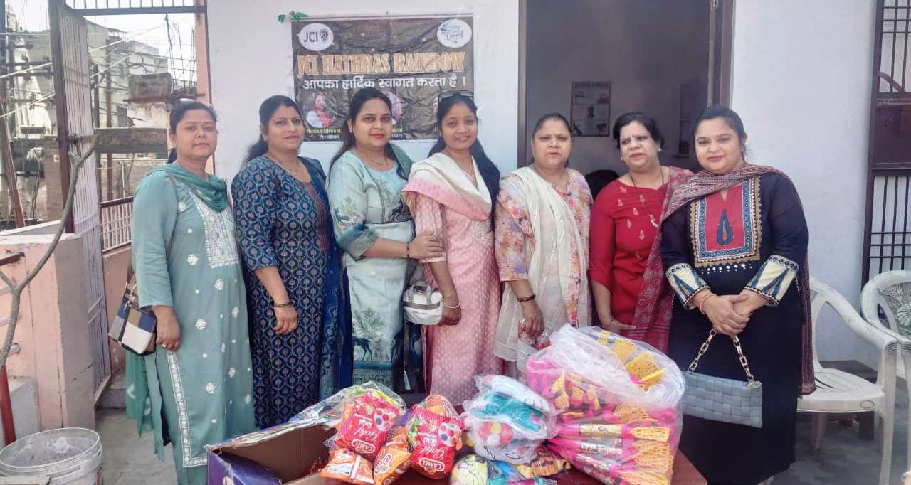 स्कूल में बच्चों संग खेली गई फूलों और रंगों की होली, शिक्षकों का हुआ सम्मान