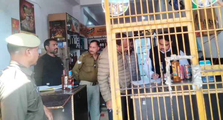 एसडीएम और आबकारी निरीक्षक ने शराब की दुकानों पर छापेमारी की, स्टॉक खंगाला