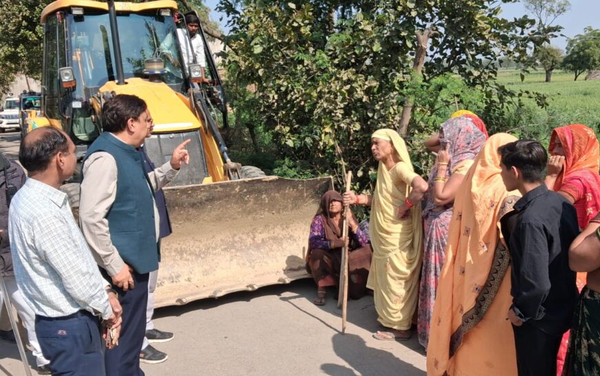 जलभराव की समस्या सुलझाने गए तहसीलदार को महिलाओं ने घेरा, एसडीएम के आश्वासन पर थमा बवाल