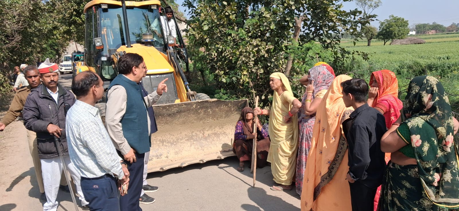 जलभराव की समस्या सुलझाने गए तहसीलदार को महिलाओं ने घेरा, एसडीएम के आश्वासन पर थमा बवाल