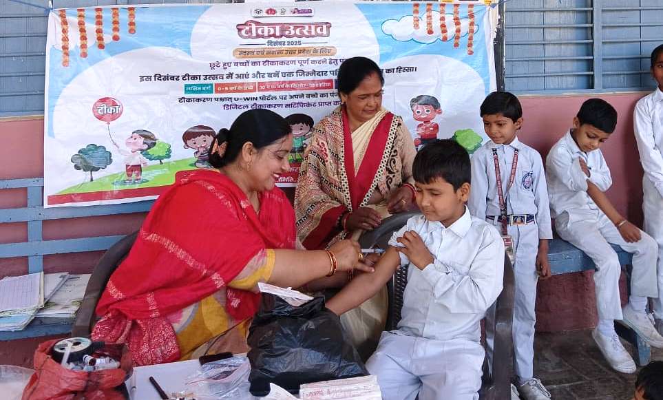 पुरदिलनगर : सरस्वती शिशु मन्दिर में खसरा से बचाव के लिए छात्र-छात्राओं को लगे टीके