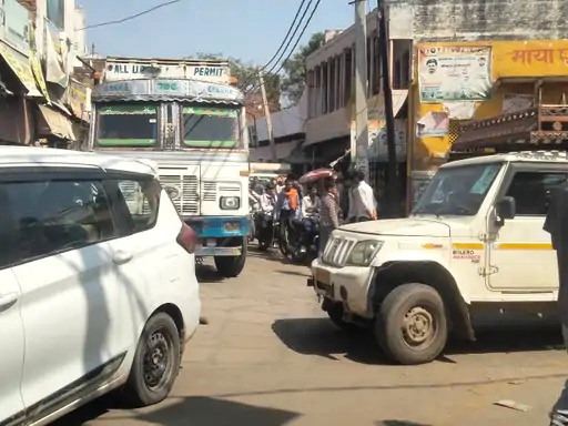 सादाबाद में कुरसंडा-मई मार्ग पर लगा वाहनों का रेला, घंटों जाम में फंसे रहे राहगीर