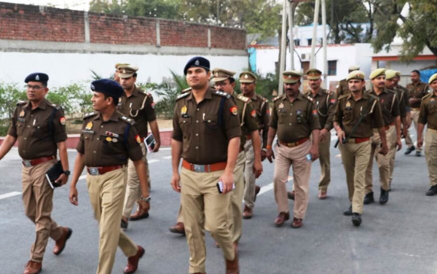 होली और रमजान को लेकर एसपी ने चंदपा की सड़कों पर संभाली कमान, भारी पुलिस बल के साथ किया पैदल गस्त