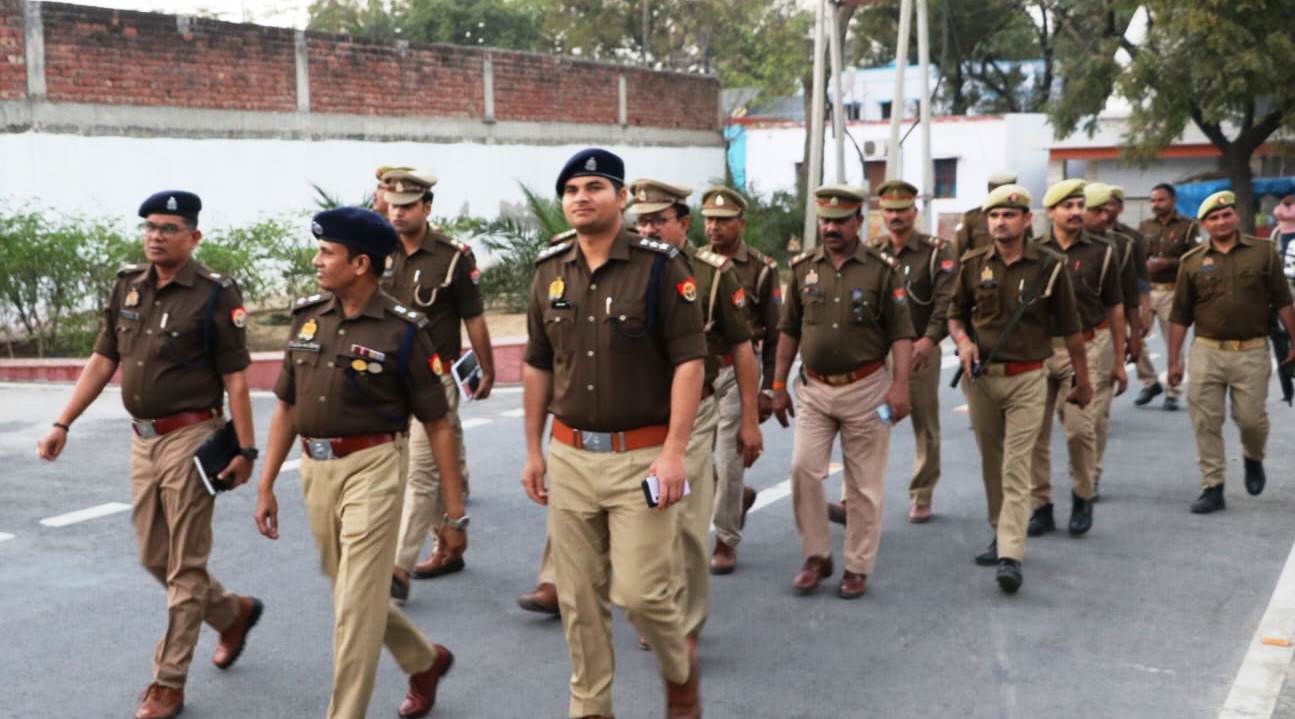 होली और रमजान को लेकर एसपी ने चंदपा की सड़कों पर संभाली कमान, भारी पुलिस बल के साथ किया पैदल गस्त