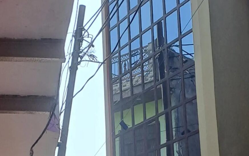 सादाबाद : झुके विद्युत पोल से हादसे का खतरा, अधिशासी अभियंता से की शिकायत