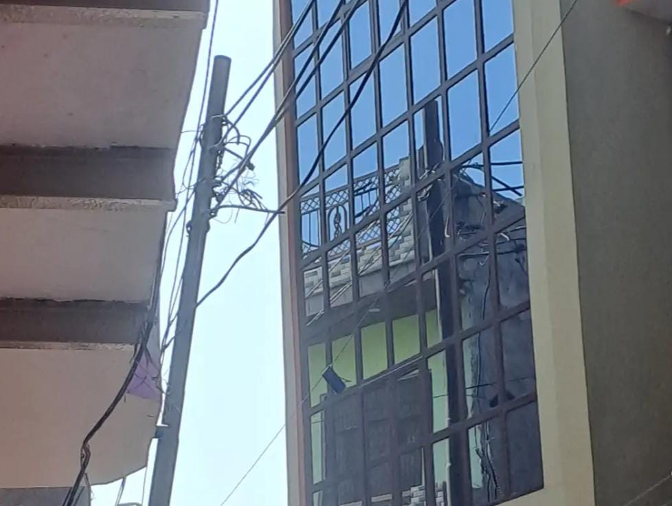 सादाबाद : झुके विद्युत पोल से हादसे का खतरा, अधिशासी अभियंता से की शिकायत