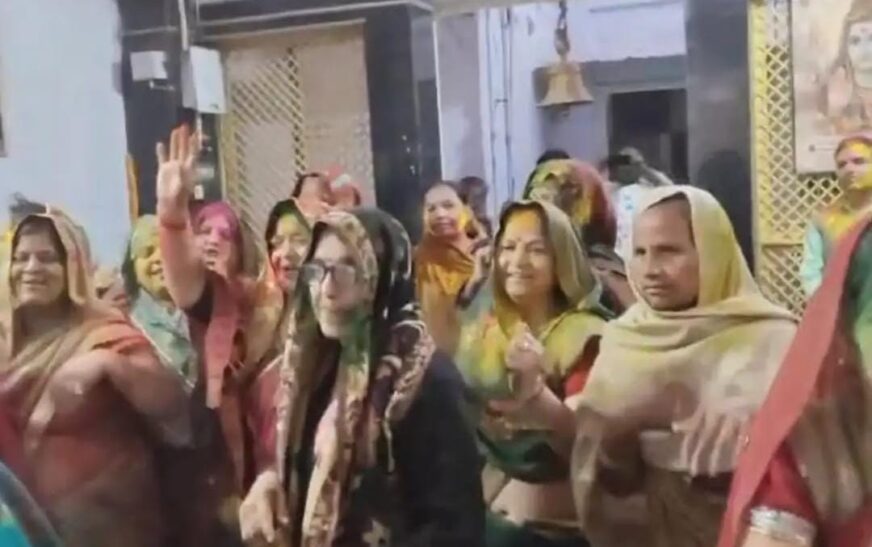 सादाबाद : एकादशी पर मंदिरों में बरसा रंग-गुलाल, मंदिरों में भक्तों ने खेली होली, सुनाई दी पारंपरिक गीतों की गूंज