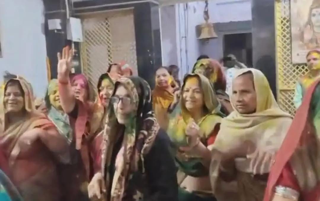 सादाबाद : एकादशी पर मंदिरों में बरसा रंग-गुलाल, मंदिरों में भक्तों ने खेली होली, सुनाई दी पारंपरिक गीतों की गूंज