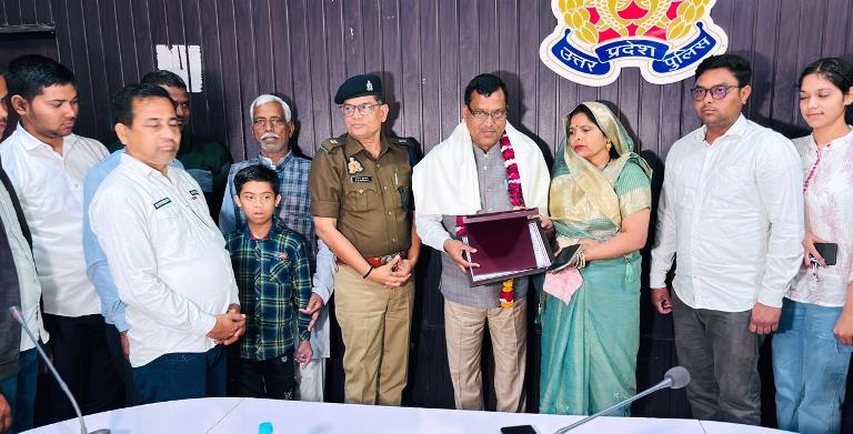 हाथरस में सेवानिवृत सात पुलिसकर्मियों को अपर पुलिस अधीक्षक ने दी भावभीनी विदाई