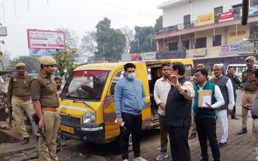 डीएम अतुल वत्स ने सड़कों पर उतरकर जांची शहर की सफाई व्यवस्था, सफाई में लापरवाही पर भड़के, अस्पताल परिसर में मिली गंदगी, अनुपस्थित सफाईकर्मियों पर कार्रवाई के निर्देश