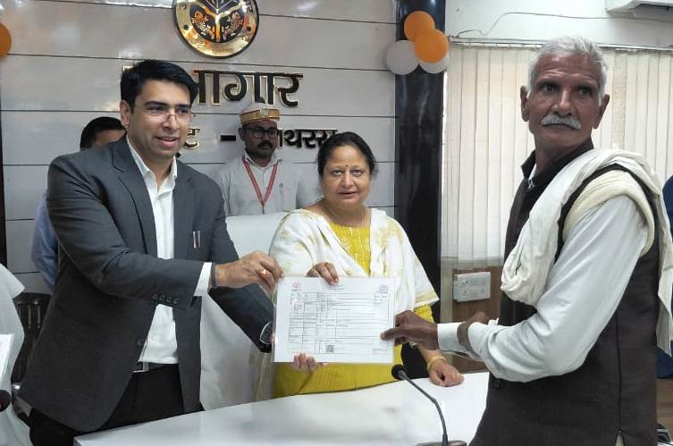 हाथरस में मंडलायुक्त संगीता सिंह ने कलेक्ट्रेट का किया निरीक्षण, उत्कृष्ट कार्य करने वाले कर्मी सम्मानित, कहा – शस्त्र लाइसेंस और भू-अभिलेखों के रखरखाव में न बरतें लापरवाही