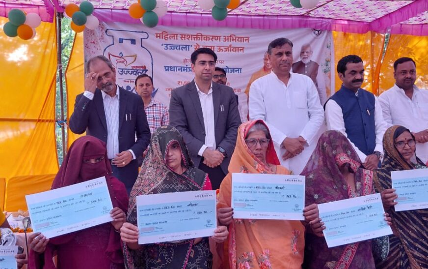 हाथरस में उज्ज्वला योजना के लाभार्थियों को होली का उपहार, निःशुल्क गैस रिफिल सब्सिडी का हुआ वितरण, 1.75 लाख परिवार होंगे लाभान्वित