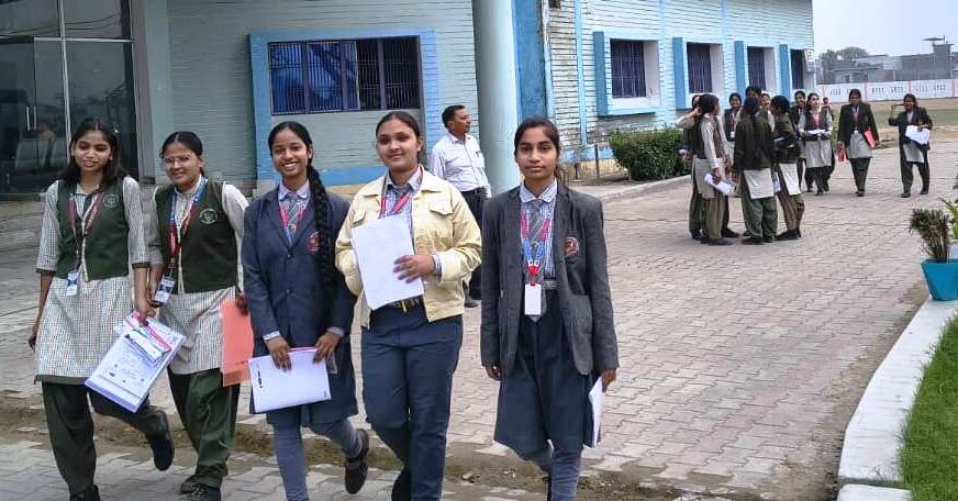 हाथरस में सीबीएसई बोर्ड की केमिस्ट्री और संस्कृत परीक्षा संपन्न