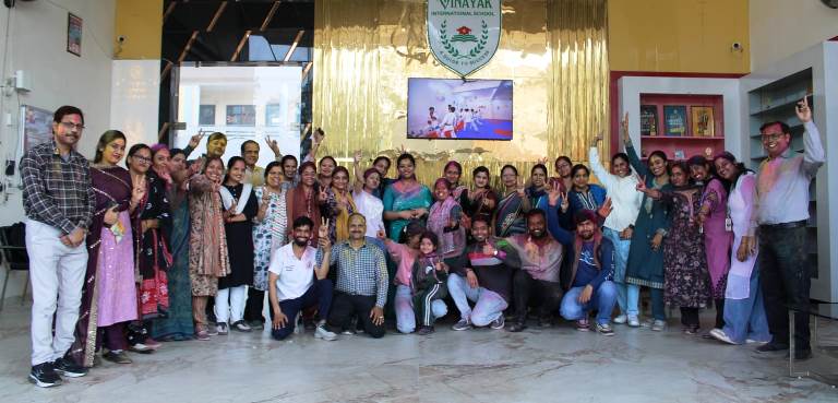 विनायक इंटरनेशनल स्कूल में ‘रंगोत्सव’ की धूम, गीतों और नृत्य के साथ मना होली मिलन