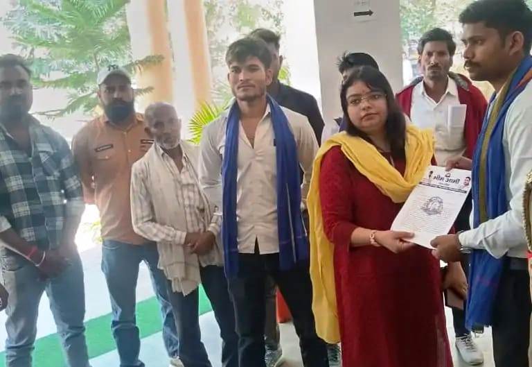 UGC एक्ट को सख्ती से लागू करने की मांग, हाथरस कलेक्ट्रेट में भीम आर्मी ने सौंपा राष्ट्रपति के नाम ज्ञापन