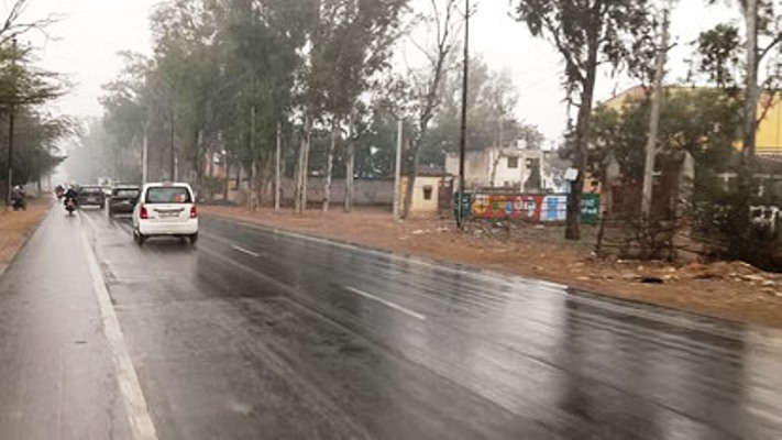 हाथरस में बदला मौसम का मिजाज, बूंदाबांदी से बढ़ी ठंडक, फसलों पर संकट देख किसान चिंतित