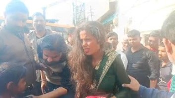 ई-रिक्शा में दिनदहाड़े चैन चोरी करती महिला रंगे हाथ पकड़ी, शोर-शराबा सुनकर मौके पर लगी भीड़, लोगों ने पुलिस को सौंपा