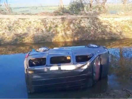 सादाबाद में बड़ा हादसा टला: बिधिपुर बंबा पर अनियंत्रित कार पलटी, सभी सुरक्षित