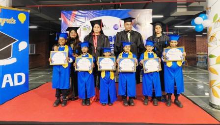 नन्हे कदमों से बड़ी उपलब्धियों तक – यूकेजी ग्रेजुएशन डे 2026 का शारदा वर्ल्ड स्कूल में आयोजन