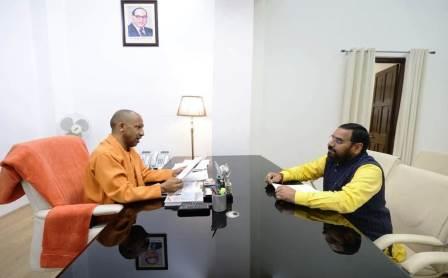 शिक्षामित्रों की मांगों पर मुख्यमंत्री से मिले एमएलसी, शीघ्र निर्णय का आश्वासन