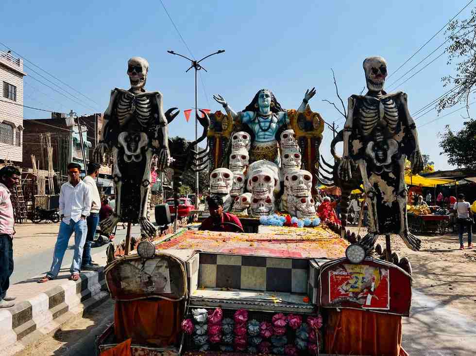 सिकंदराराऊ में निकली भव्य शिव शक्ति संकीर्तन यात्रा, नारों से गूंजा कस्बा