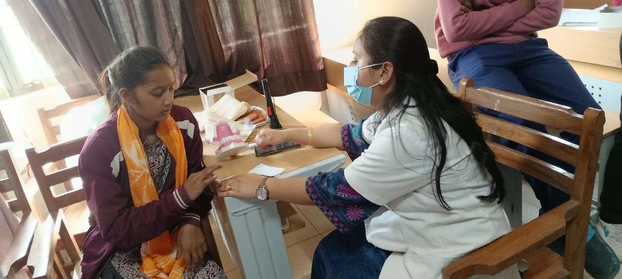 सादाबाद : शिविर में जांचा गया छात्र छात्राओं का स्वास्थ्य