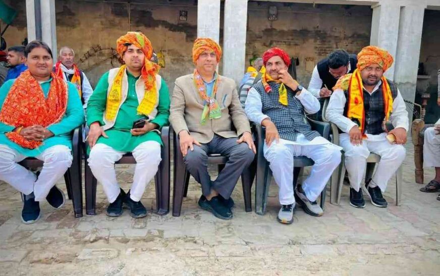 सादाबाद : रालोद मुखिया के कार्यक्रम के लिए माननीय कर रहे जनसंपर्क