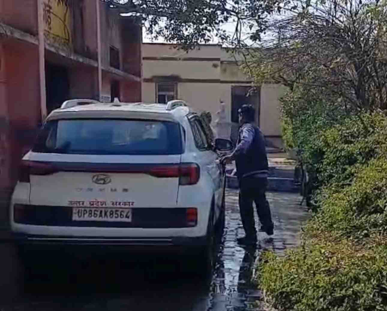 सीएचसी सासनी में अधिकारी पर निजी गाड़ी साफ कराने का आरोप, वीडियो सोशल मीडिया पर वायरल