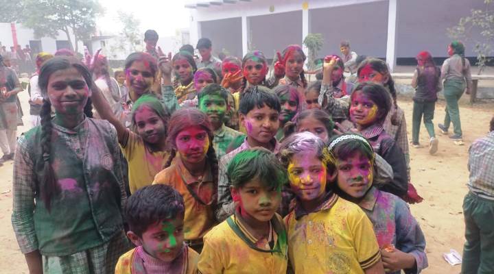 हसायन : संकट मोचन इंटर कॉलेज में विद्यार्थियों ने रंग-गुलाल से जमकर खेली होली