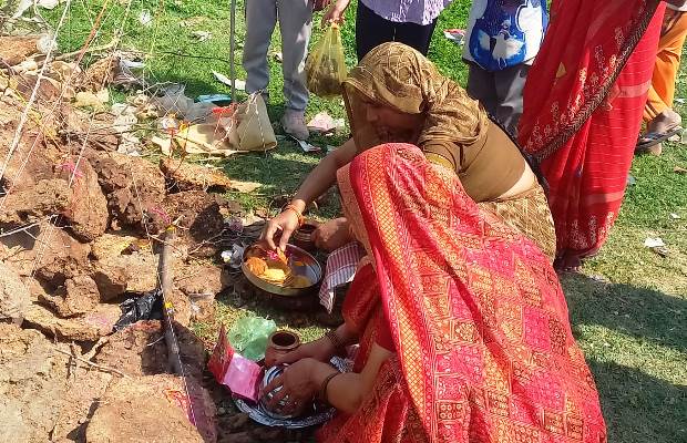 हसायन में महिलाओं ने किया होलिका पूजन, कल तड़के होगा दहन