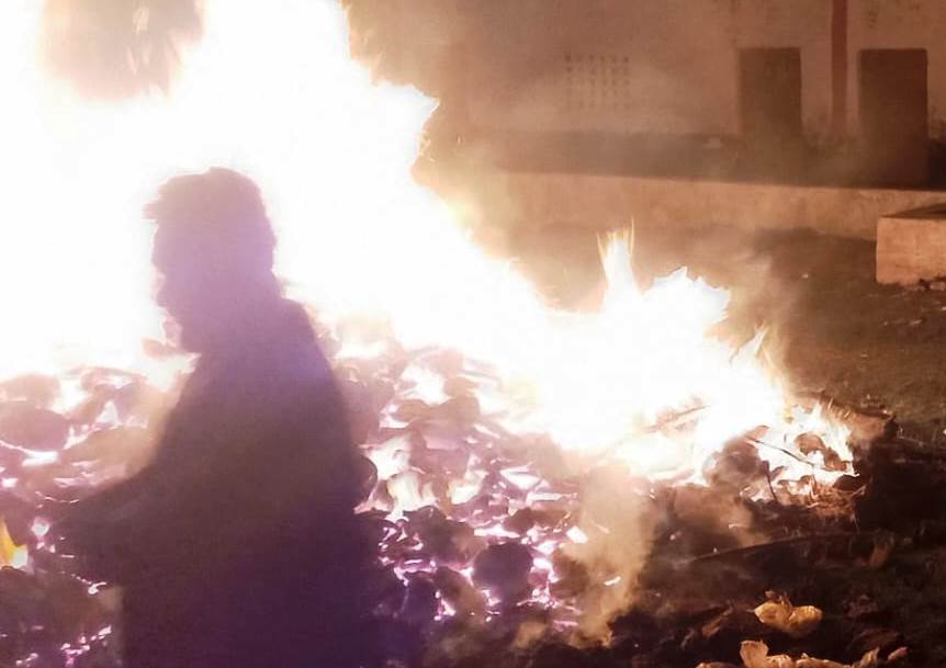 हसायन : वैचारिक मतभेद के बीच कहीं हुआ होलिका दहन, तो कहीं कल सुबह जलेगी होली