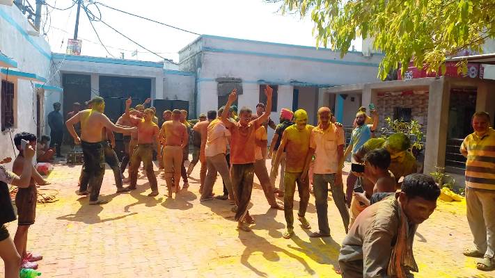 हसायन : पुलिस कर्मियों ने मनाया रंगोत्सव, अबीर-गुलाल से सराबोर दिखे पुलिस कर्मी