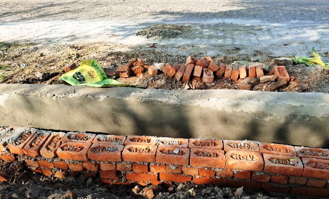 हसायन : पिछौंती में पुरानी नाली पर नया प्लास्टर कर सरकारी धन डकारने की तैयारी, पीली ईंट और बालू के सहारे हो रहा नाली निर्माण