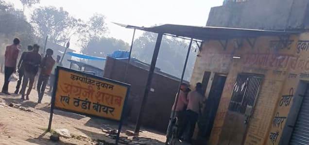 डीएम के आदेश को ठेंगा, होली पर शराब बंदी के दौरान ‘शटर’ के नीचे से जमकर हुई अवैध बिक्री, तस्वीरें सोशल मीडिया पर वायरल