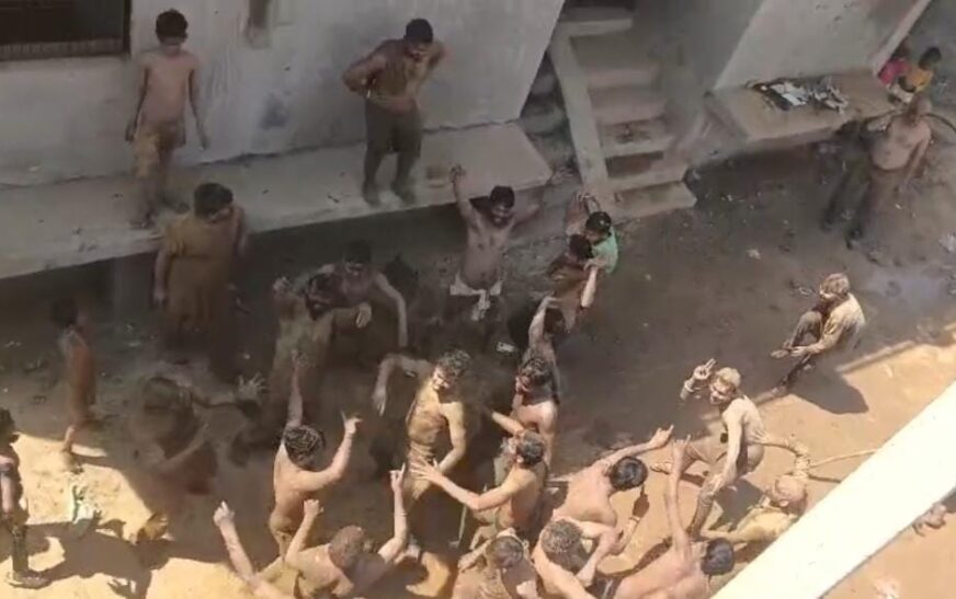 हसायन : दाऊजी मंदिर से निकला प्राचीन हुरंगा, लोकगीतों पर थिरके हुरियारे, कपड़ा फाड़ हुई होली