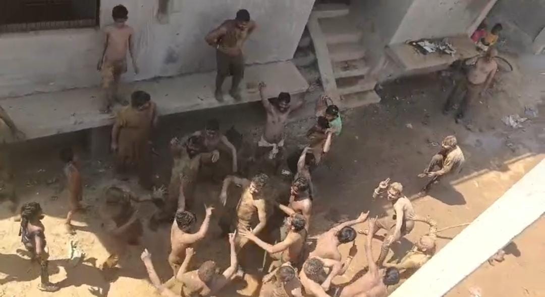 हसायन : दाऊजी मंदिर से निकला प्राचीन हुरंगा, लोकगीतों पर थिरके हुरियारे, कपड़ा फाड़ हुई होली