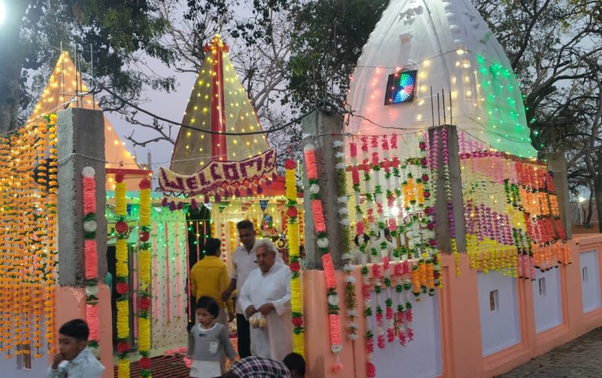 हसायन : प्राचीन वनखंडेश्वर महादेव पर फूलडोल मेले में उमड़ी भीड़, भांग और ठंडाई का श्रद्धालुओं ने लिया आनंद