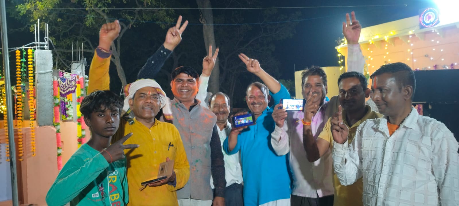 हसायन में आतिशबाजी और जयकारों के साथ मनाई गई भारतीय टीम की जीत