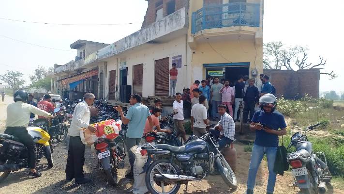 हसायन : गैस एजेंसी पर सिलेंडर के लिए उमड़ी भीड़, उपभोक्ताओं ने जताई नाराजगी