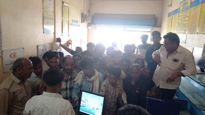 ऑफिस से रसीद लेकर गैस गोदाम तक भटकने को मजबूर उपभोक्ता, ई-केवाईसी और रिफिल के लिए मची अफरा-तफरी, धक्का-मुक्की के बाद बुलानी पड़ी पुलिस