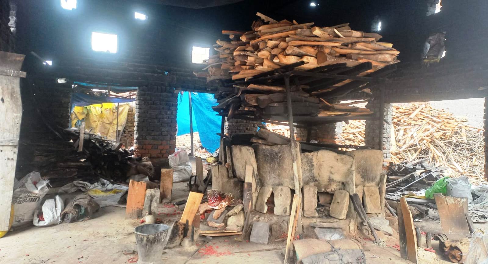 गैस किल्लत से चौपट हुआ मिनी चूड़ी उद्योग, आपूर्ति ठप होने से कस्बा की 100 से अधिक भट्ठियां बंद, लकड़ी भी हुई महंगी, भुखमरी की कगार पर सैकड़ों कारीगर