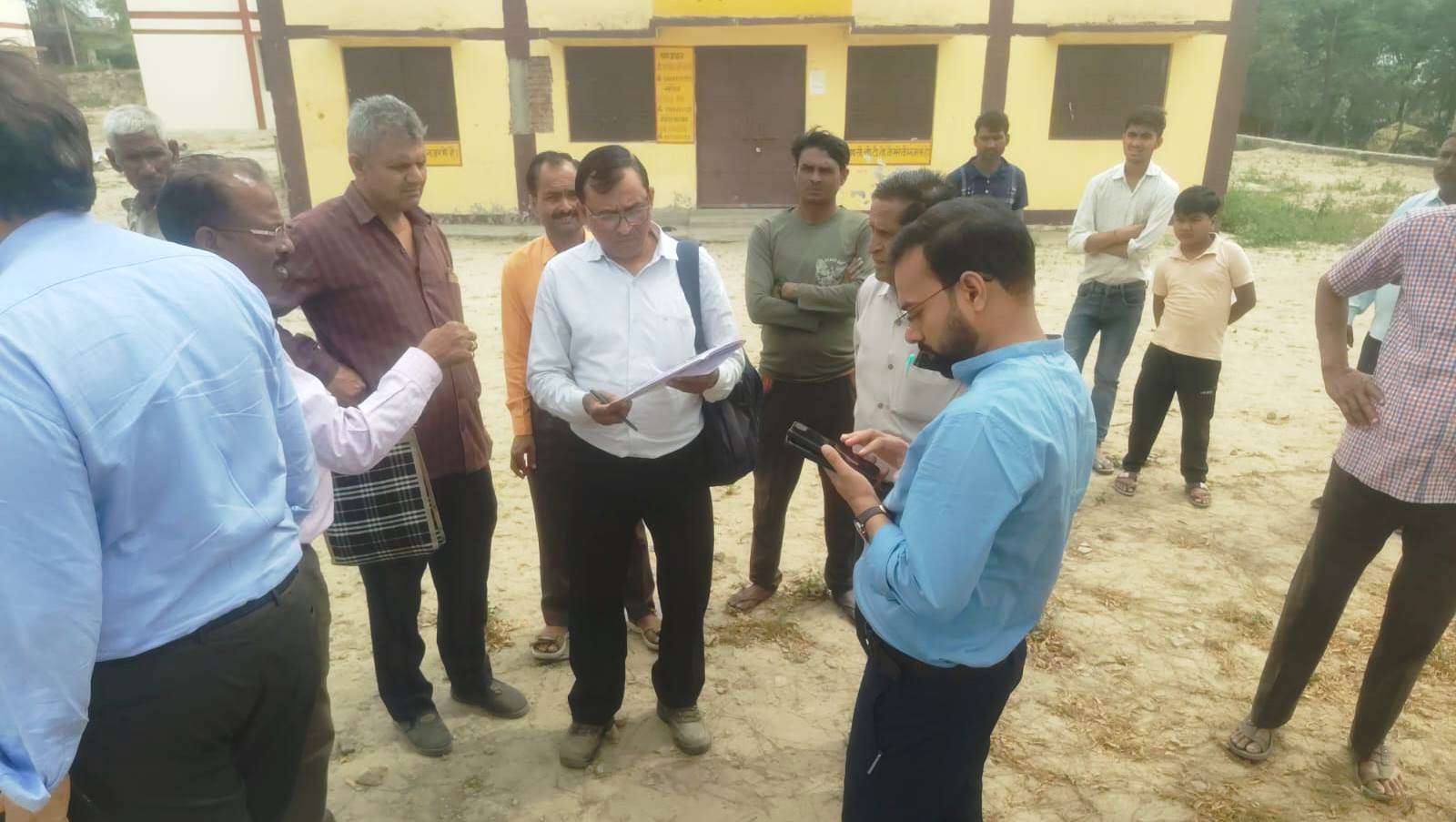 हसायन : तहसीलदार की मौजूदगी में टूटा पंचायत भवन का ताला, कंप्यूटर गायब