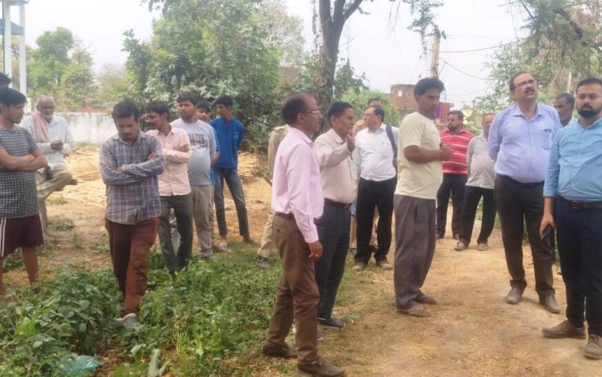 हसायन : गांव नगला मया में चकरोड की समस्या का समाधान करने पहुंचे तहसीलदार
